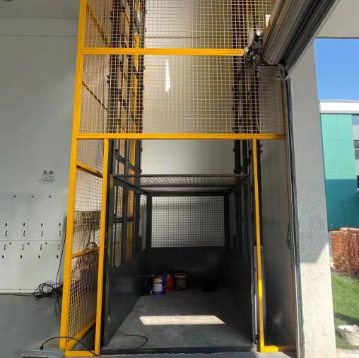 云浮导轨式升降机助力物流园破解运输难题